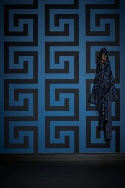 Versace Vliestapete 38609-3 Grafik Muster Blau Schwarz 16 Versace Vliestapete 38609-3 Grafik Muster Blau Schwarz -Tapetengeschäft Vliestapete 38609 3 Grafik Muster Blau Schwarz VERSACE Home Tapete 63213723 2